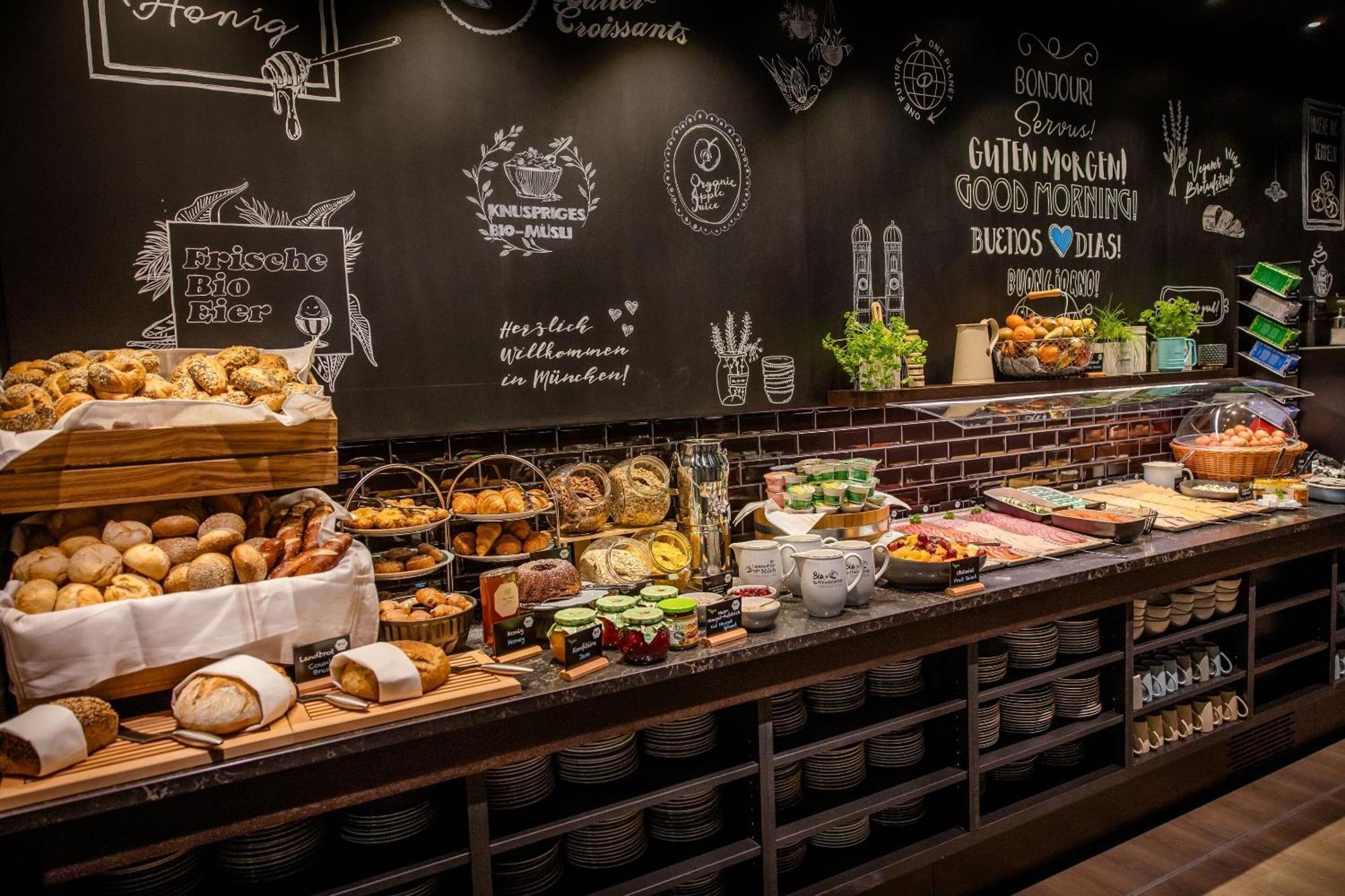 Hotel One Hauptbahnhof 3*